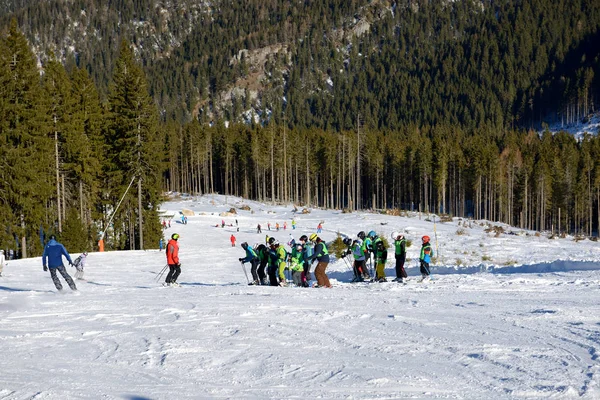 JASNA, SLOVAKIA - JANEIRO 23: O treinamento da escola de esquiadores está em declive em Jasna Low Tatras. É a maior estância de esqui na Eslováquia com 49 km de pistas em 23 de janeiro de 2017 em Jasna, Eslováquia — Fotografia de Stock