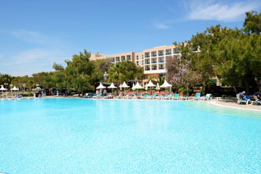 Antalya, Türkiye - 20 Nisan: Turist enjoing tatillerini lüks otel 20 Nisan 2014 tarihinde, Antalya, Türkiye. Daha fazla o zaman 36 milyon turist 2014 yılında Türkiye'de ziyaret etmiştir