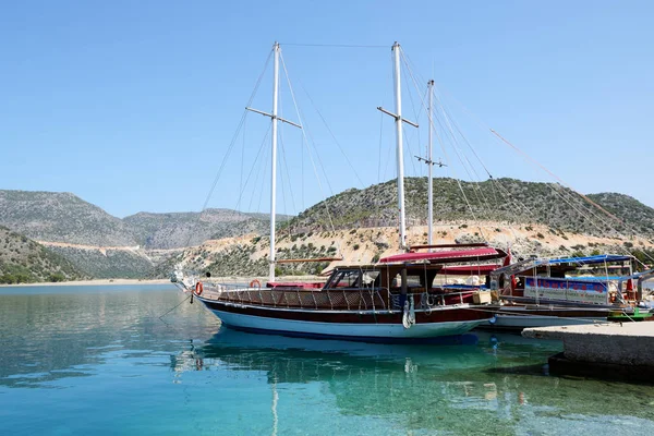 ANTALYA, TURKEY - APRIL 24: The yacht in harbor on Turkish resort on April 24, 2014 in Antalya, Turkey. More then 36 mln tourists have visited Turkey in year 2014. — Stock Photo, Image