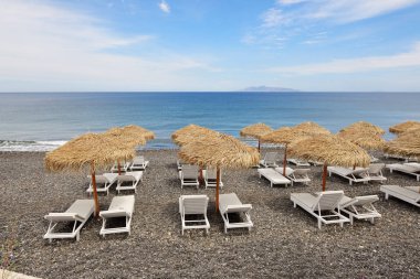 santorini Island, Yunanistan siyah volkanik taşlarla beach