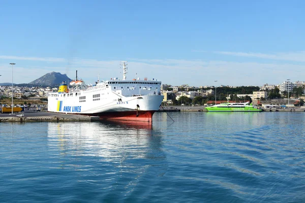 HERAKLION, GRECIA - 17 DE MAYO: El ferry de alta velocidad que va a la isla de Santorini el 17 de mayo de 2014 en Heraklion, Grecia. El ferry transporta miles de pasajeros diariamente . —  Fotos de Stock