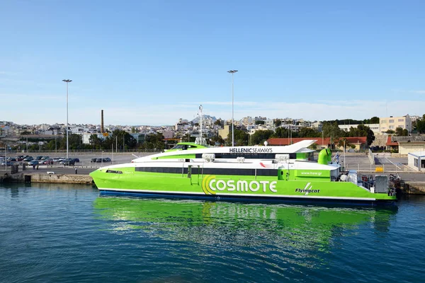 HERAKLION, GRÉCIA - MAIO 17: A balsa de velocidade que vai para a ilha de Santorini em 17 de maio de 2014 em Heraklion, Grécia. A balsa transporta milhares de passageiros diariamente . — Fotografia de Stock