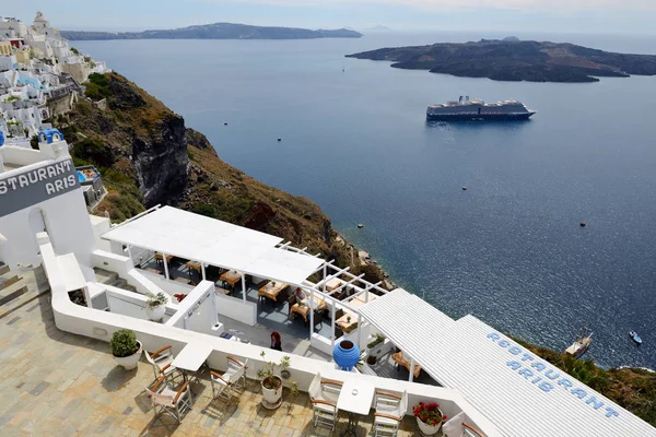 FIRA, GREECE - MAY 17: The view on Fira town and tourists enjoying their vacation on May 17, 2014 in Fira, Greece. Up to 16 mln tourists is expected to visit Greece in year 2014. — Stock Photo, Image