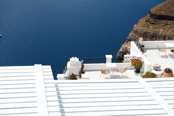 Terasu s výhledem na moře v hotelu, Santorini island, Řecko — Stock fotografie