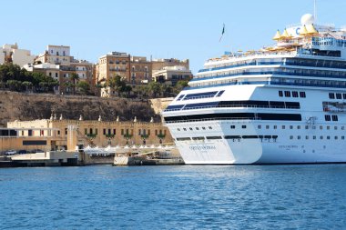 VALLETTA, MALTA - 22 Nisan 2015 tarihinde turistlerle birlikte Costa Fascinosa yolcu gemisi Valletta, Malta 'da limandadır. 2015 yılında 1.6 milyondan fazla turistin Malta 'yı ziyaret etmesi bekleniyor.