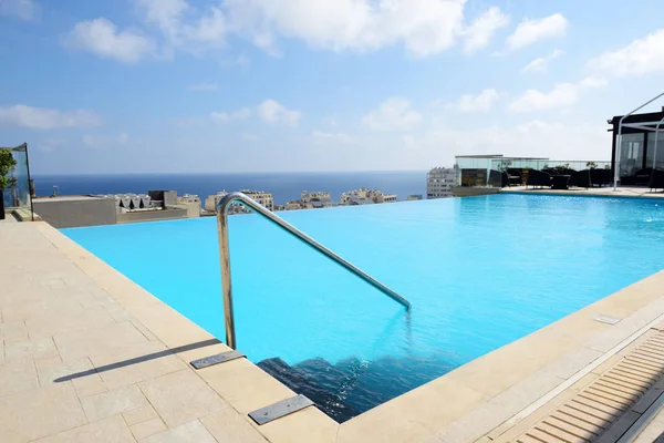 Plavecký bazén horní budova luxusního hotelu, Malta — Stock fotografie