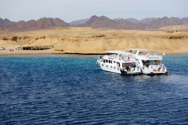 Sharm el sheikh, Mısır - 4 Aralık: dalış turistler ve Kızıldeniz motor Yatlar Ras Muhammed milli park. sharm el sheikh, Mısır 4 Aralık 2013 popüler turist hedef oldu