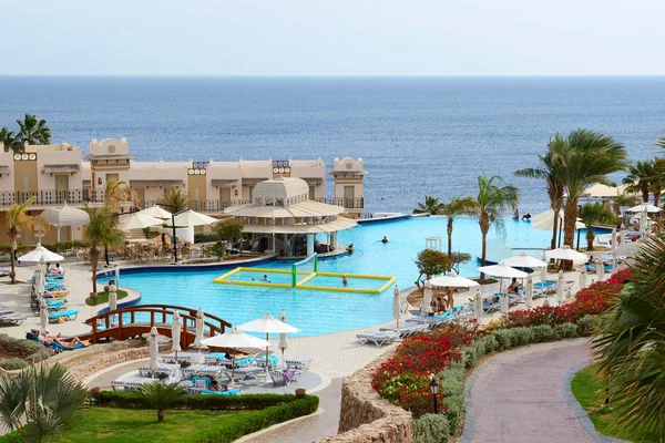 SHARM EL SHEIKH, EGYPT -  NOVEMBER 30: The tourists are on vacation at popular hotel on November 30, 2013 in Sharm el Sheikh, Egypt. Up to 12 million tourists have visited Egypt in year 2013. — Stock Photo, Image