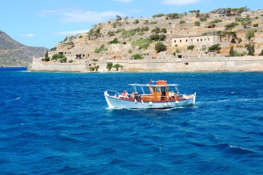 Spinalonga, Yunanistan - 14 Mayıs: Turist ile motor yat Spinalonga ada 14 Mayıs 2014 Spinalonga, Yunanistan açıktır. Kadar 16 milyon turist Yunanistan 2014 yılında ziyaret etmesi bekleniyor.