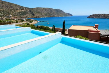 Yunanistan 'ın Girit kentindeki Spinalonga Adası manzaralı lüks bir otelde havuz.