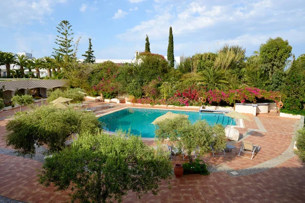 La piscina en el hotel de lujo, Creta, Grecia — Foto de Stock