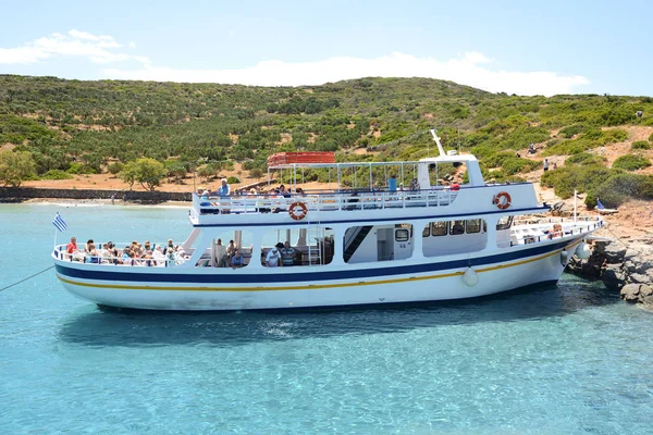 SPINALONGA, GRECIA - 14 MAGGIO: Lo yacht a motore con turisti si trova vicino all'isola di Spinalonga il 14 maggio 2014 a Spinalonga, Grecia. Si prevede che fino a 16 milioni di turisti visiteranno la Grecia nel 2014 . — Foto Stock