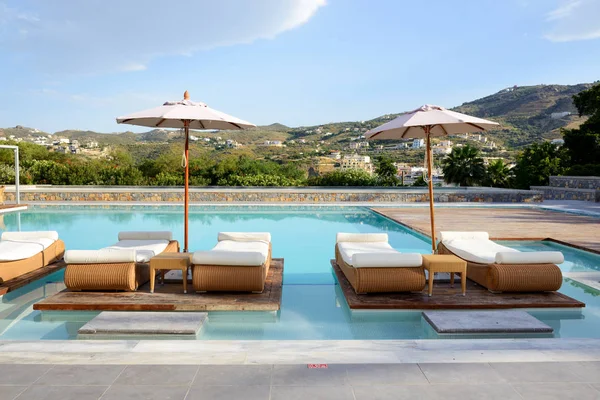 Yüzme havuzunda lüks hotel, Crete Island, Yunanistan — Stok fotoğraf