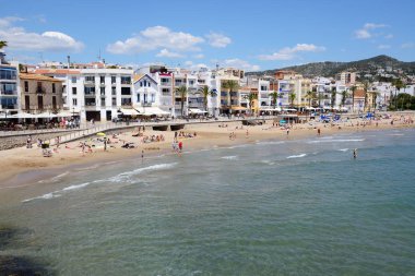 Sitges, İspanya - 23 Mayıs: Turist enjoiying onların tatile sahilde 23 Mayıs 2015 Sitges, İspanya. En fazla 60 milyon turist İspanya 2015 yılında ziyaret etmesi bekleniyor.