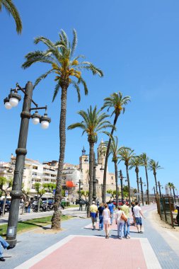 Sitges, İspanya - 23 Mayıs: Turist enjoiying 23 Mayıs 2015 Sitges, İspanya sahilinde onların tatil. En fazla 60 milyon turist İspanya 2015 yılında ziyaret etmesi bekleniyor.