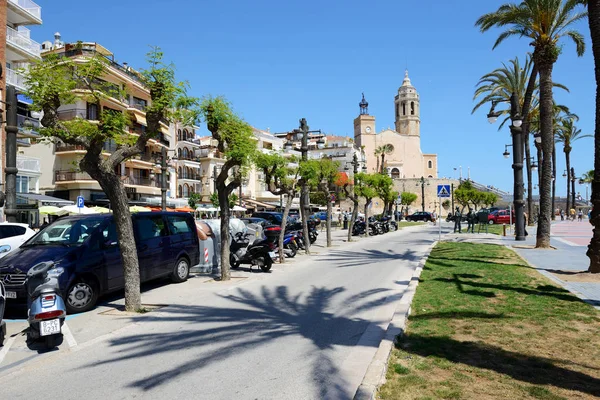 SITGES, ESPAÑA - 23 DE MAYO: Los turistas disfrutando de sus vacaciones en primera línea de mar el 23 de mayo de 2015 en Sitges, España. Hasta 60 millones de turistas visitarán España en el año 2015 . —  Fotos de Stock