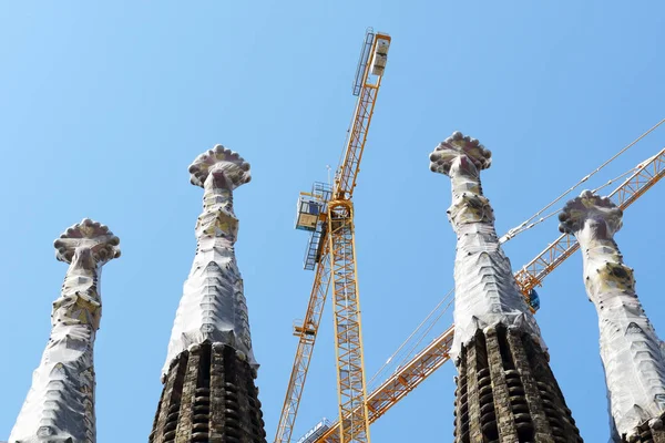 Barcelona, Hiszpania - 27 maja 2015: Widok na budowę Bazyliki Świętej rodziny (Sagrada Familia) na 27 maja 2015 r. w Barcelonie, Hiszpania. Do 60 mln turystów oczekuje do odwiedzenia Hiszpanii w roku 2015. — Zdjęcie stockowe
