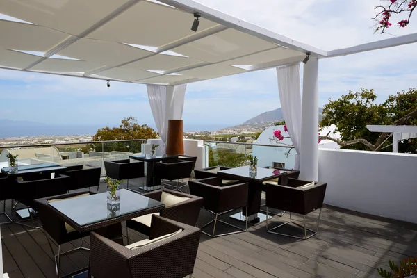 La terrazza del ristorante all'aperto, isola di Santorini, Grecia — Foto Stock