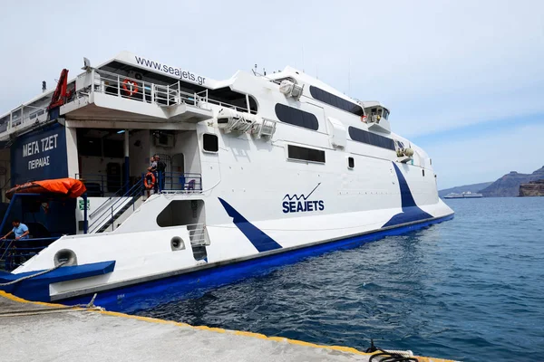 SANTORINI, GRECIA - 17 DE MAYO: El ferry de alta velocidad que va a la isla de Creta el 17 de mayo de 2014 en Santorini, Grecia. El ferry transporta miles de pasajeros diariamente . —  Fotos de Stock