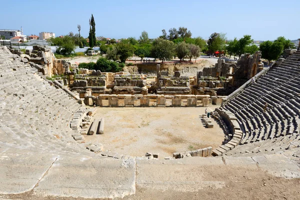 El anfiteatro está cerca de tumbas cortadas en roca en Myra, Antalya, Turquía — Foto de Stock
