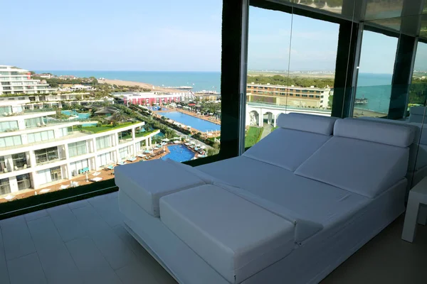 Мбаппе с видом на море в современном отеле, Анталья, Турция — стоковое фото