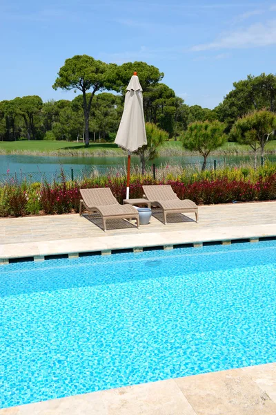 La piscina en el hotel de lujo, Antalya, Turquía — Foto de Stock