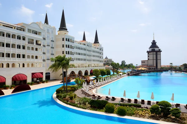 ANTALYA, TURQUÍA - 23 DE ABRIL: El hotel de lujo Mardan Palace es considerado el resort de lujo más caro de Europa el 23 de abril de 2014 en Antalya, Turquía. Se abrió en 2009 y cuesta $1.4 mil millones. — Foto de Stock