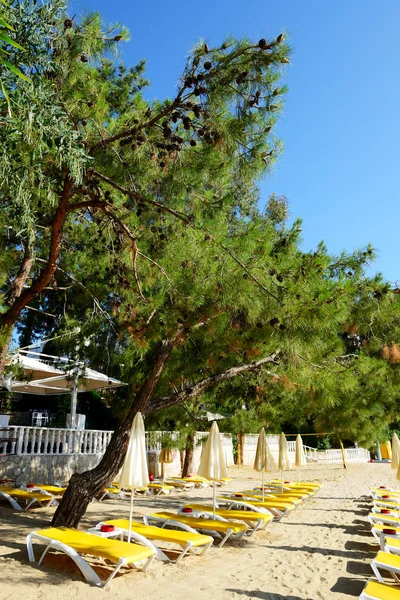 Playa en el balneario turco mediterráneo, Fethiye, Turquía — Foto de Stock