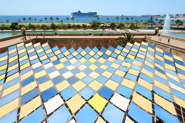 La vista sulla riva e fontana vicino alla Cattedrale di Santa Maria di Palma a Palma di Maiorca, Spagna — Foto Stock