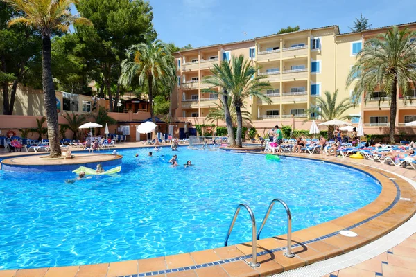 Mallorca, İspanya - 29 Mayıs: Turist enjoiying tatillerini lüks otelde 29 Mayıs 2015 Mallorca, İspanya. En fazla 60 milyon turist İspanya 2015 yılında ziyaret etmesi bekleniyor.