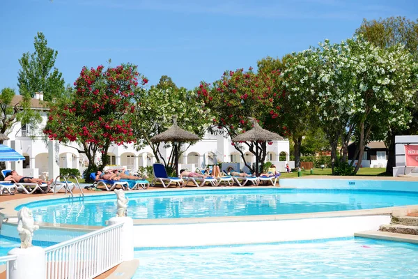 Mallorca, Spanyolország - június 1: A turisták enjoiying a pihenés, a luxus szálloda a 2015. június 1-Mallorca, Spanyolország. Akár 60 millió turista várhatóan látogasson el Spanyolország 2015-ig. — Stock Fotó