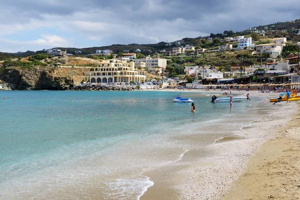希腊克里特岛-5 月 16 日： 游客 enjoiying 他们度假海滩上 2014 年 5 月 16 日在希腊克里特岛。16 mln 旅游者预计在 2014 年访问希腊. — 图库照片