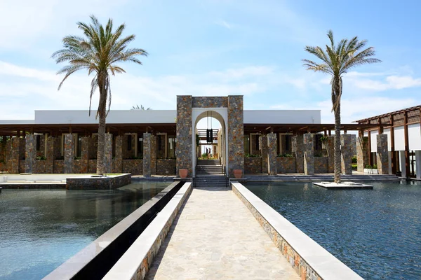 Der Pool und der Bau von Luxushotels, Beton, Griechenland — Stockfoto
