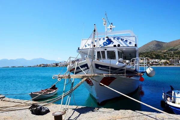 PLAKA, GREECE - MAY 14: The motor yacht tour to Spinalonga island on May 14, 2014 in Plaka, Greece. Up to 16 mln tourists is expected to visit Greece in year 2014. — Stock Photo, Image