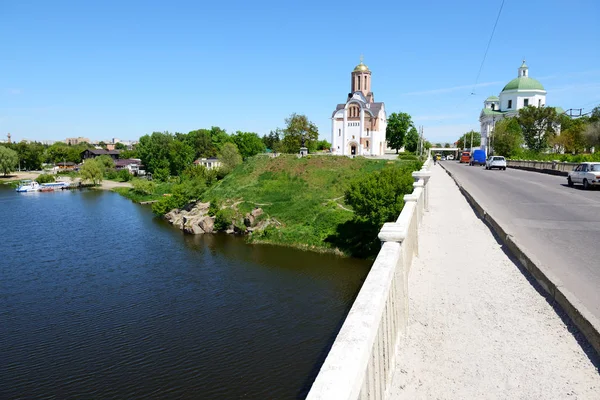 La vista sobre la construcción de la música de órgano y el río Ros, Bila Tserkva, Ucrania —  Fotos de Stock