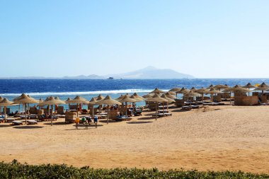 Sharm El Sheikh, Mısır - 29 Kasım: Turist popüler otel plaj üzerinde 29 Kasım 2013 Sharm el Sheikh, Mısır vardır. Kadar 12 milyon turist için 2013 yılında Mısır ziyaret etmiştir.
