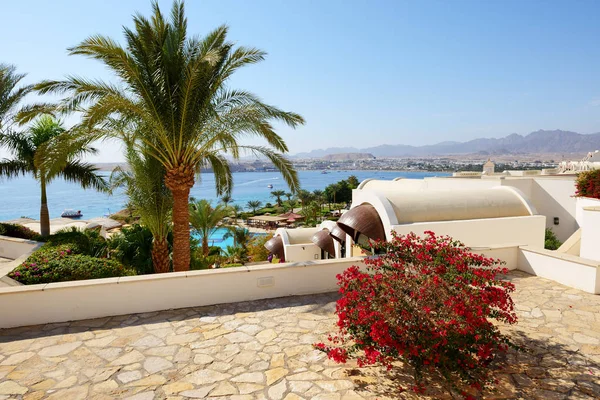 Edificio y la playa en el hotel de lujo, Sharm el Sheikh, Egipto — Foto de Stock