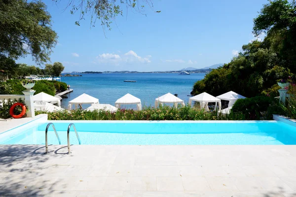 La vista sobre la piscina y la playa, isla de Corfú, Grecia — Foto de Stock