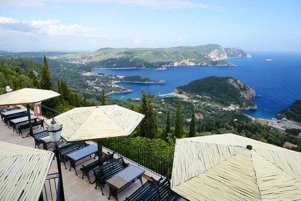 La vista desde el restaurante en una bahía en forma de corazón y la playa, Corfú, Grecia — Foto de Stock