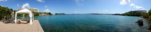Хижина рядом с пляжем в роскошном отеле, Кортес, Греция — стоковое фото