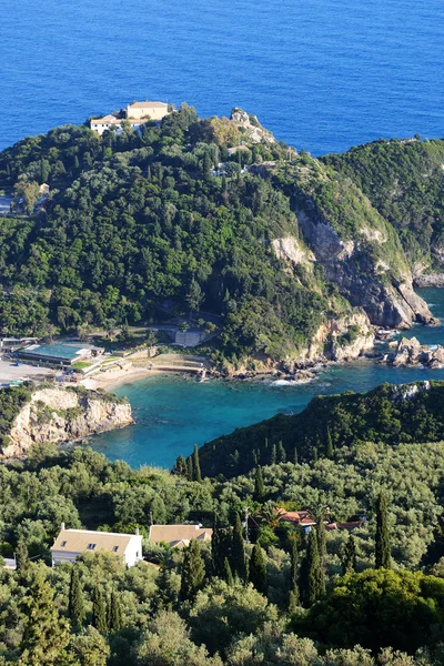 Het uitzicht op een baai in een hart vorm en beach, Corfu, Griekenland — Stockfoto