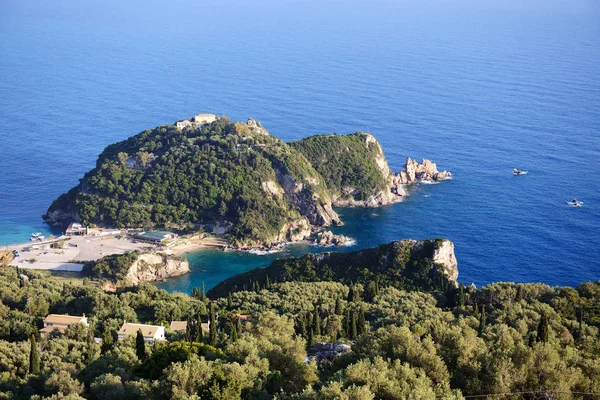 La vista sobre una bahía en forma de corazón y playa, Corfú, Grecia — Foto de Stock