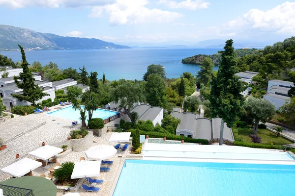 La vista sobre la piscina y la playa, isla de Corfú, Grecia —  Fotos de Stock