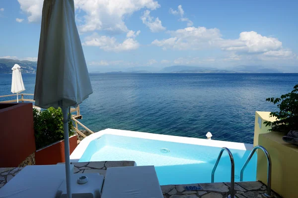 La piscina vicino alla spiaggia in hotel di lusso, Corfù, Grecia — Foto Stock