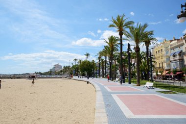 Sitges, İspanya - 23 Mayıs: Turist enjoiying 23 Mayıs 2015 Sitges, İspanya sahilinde onların tatil. En fazla 60 milyon turist İspanya 2015 yılında ziyaret etmesi bekleniyor.