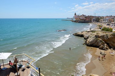 Sitges, İspanya - 23 Mayıs: Turist enjoiying onların tatile sahilde 23 Mayıs 2015 Sitges, İspanya. En fazla 60 milyon turist İspanya 2015 yılında ziyaret etmesi bekleniyor.