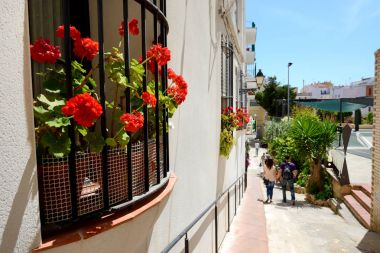 Turistler enjoiying onların tatile yan sokakta Sitges, İspanya
