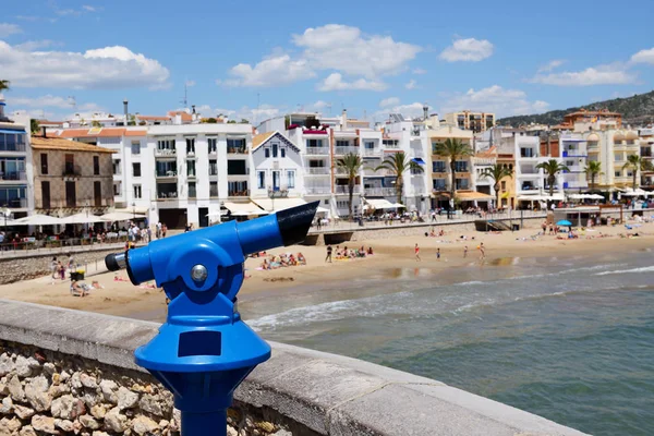 Turisté binokulární nedaleko pláže, Sitges, Španělsko — Stock fotografie