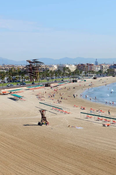 SALOU, ESPAÑA - 25 DE MAYO: Los turistas disfrutando de sus vacaciones en la playa el 25 de mayo de 2015 en Salou, España. Hasta 60 millones de turistas visitarán España en el año 2015 . —  Fotos de Stock