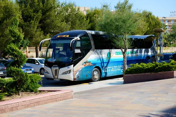 САЛОУ, Испания - 25 мая: Современный автобус для туристических перевозок находится возле входа в отель 25 мая 2015 года в Салоу, Испания. До 60 млн туристов посетят Испанию в 2015 году . — стоковое фото